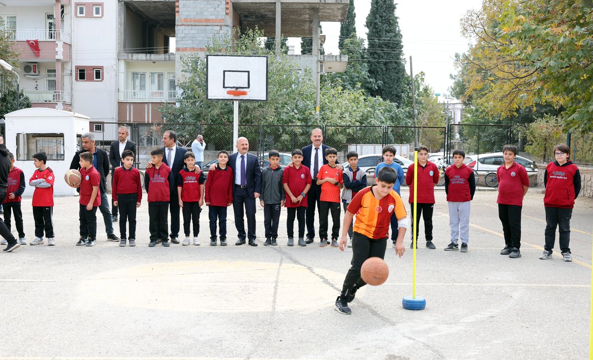 adiyamangovtr's tweet photo. 📍TOBB Yavuz Selim Ortaokulu

Valimiz Sayın @DrOsmanVarol, Kahramanmaraş merkezli 6 Şubat 2023'teki depremlerin ardından güçlendirme çalışmaları tamamlanarak eğitime ve öğretime açılan TOBB Yavuz Selim Ortaokulunu ziyaret etti.

Valimiz Sayın Dr. Osman Varol, okula gelişinde bahçede beden eğitim dersi işleyen öğrencilerimizle sohbet ederek oyunlarına eşlik etti.