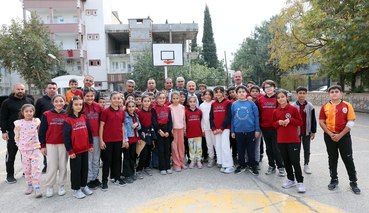 adiyamangovtr's tweet photo. 📍TOBB Yavuz Selim Ortaokulu

Valimiz Sayın @DrOsmanVarol, Kahramanmaraş merkezli 6 Şubat 2023'teki depremlerin ardından güçlendirme çalışmaları tamamlanarak eğitime ve öğretime açılan TOBB Yavuz Selim Ortaokulunu ziyaret etti.

Valimiz Sayın Dr. Osman Varol, okula gelişinde bahçede beden eğitim dersi işleyen öğrencilerimizle sohbet ederek oyunlarına eşlik etti.