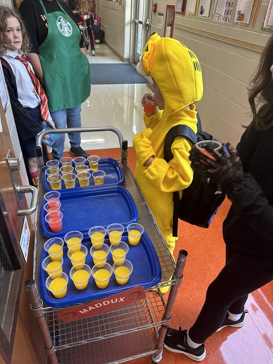 AmandaMuenchen's tweet photo. "Welcome to @Starbucks, what would you like to order today?" Ss loved their little Starbucks cup filled with a refreshing morning juice. @MadduxMustangs @FHSchools https://t.co/Kc8bcX5ddq