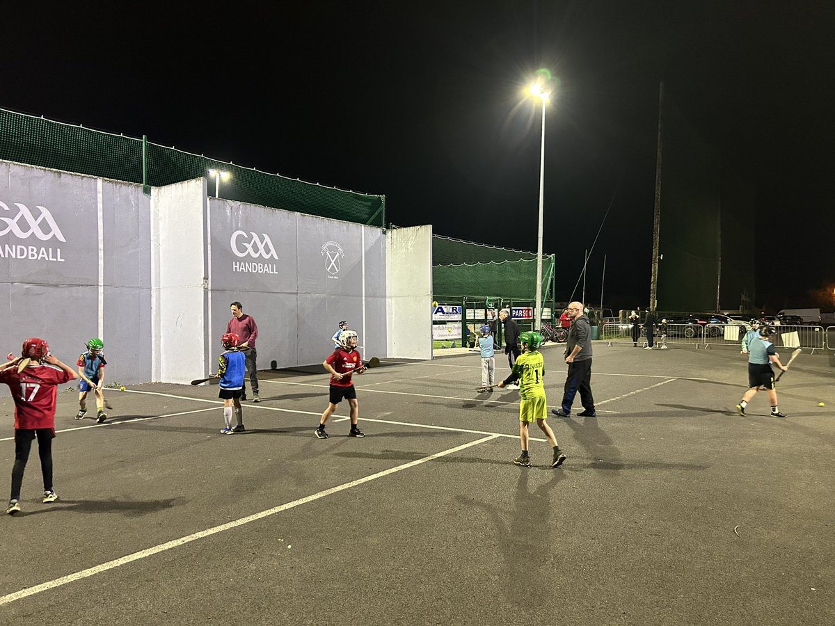 DeclanCampbel16's tweet photo. The @maynoothgaa u10 boys in flying form last night working on the first touch and catching skills! #TURAS @KildareGaaCandG https://t.co/fQ29WIyAdA