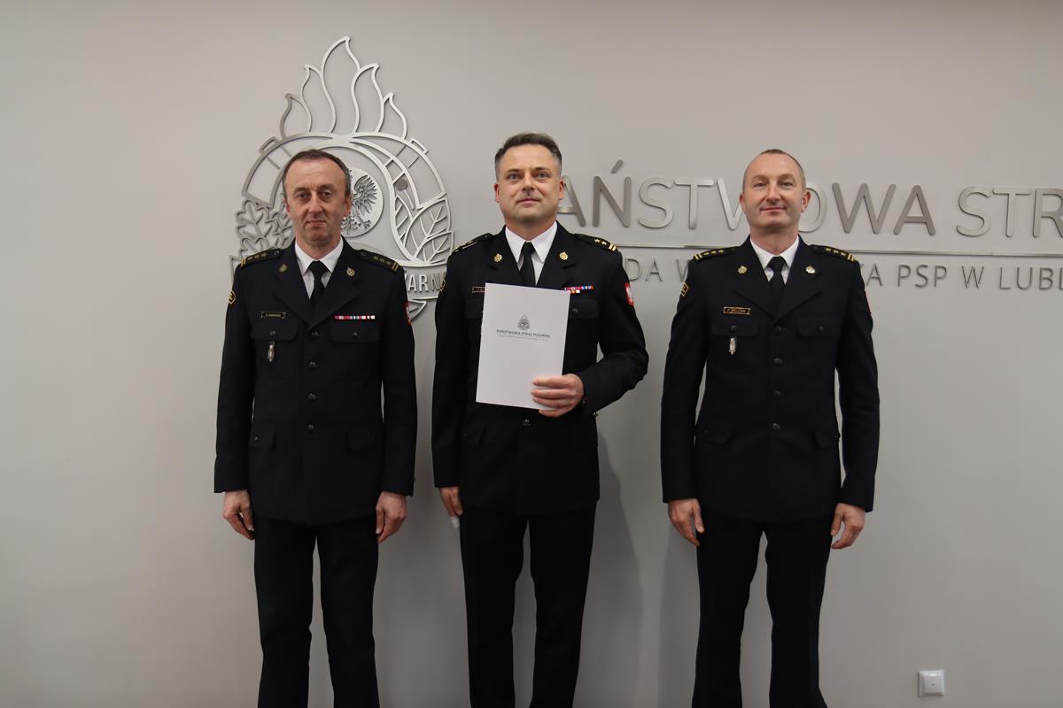 KWPSPLublin's tweet photo. Lubelski  Komendant Wojewódzki Państwowej Straży Pożarnej st. bryg. Zenon  Pisiewicz z dniem 1 listopada 2024 roku powierzył pełnienie obowiązków  zastępcy komendanta powiatowego PSP w Kraśniku bryg. Piotrowi  Michałkowi➡️https://t.co/x7n29Y4hcw https://t.co/UMb5g3lWVP