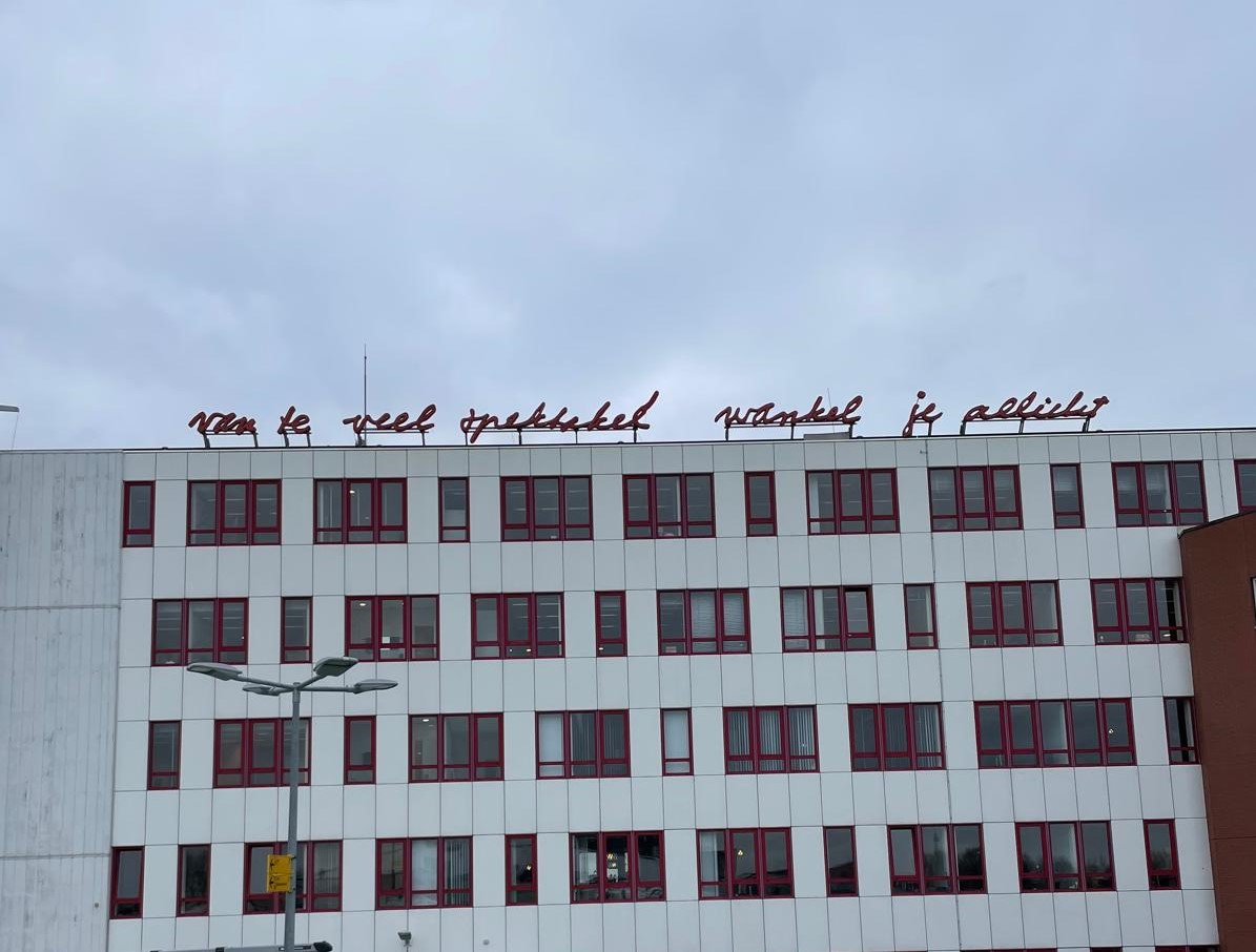 gemeentealkmaar's tweet photo. De regel ‘Van te veel spektakel wankel je allicht’ is sinds 1995 te zien op het dak van het witte gebouw naast het Stadskantoor. Er is nu discussie ontstaan over dit kunstwerk van dichter Lucebert. 
Hoe denk jij over dit kunstwerk? Geef je mening: https://t.co/dXeUkbPZls https://t.co/77oNp8p5Yb