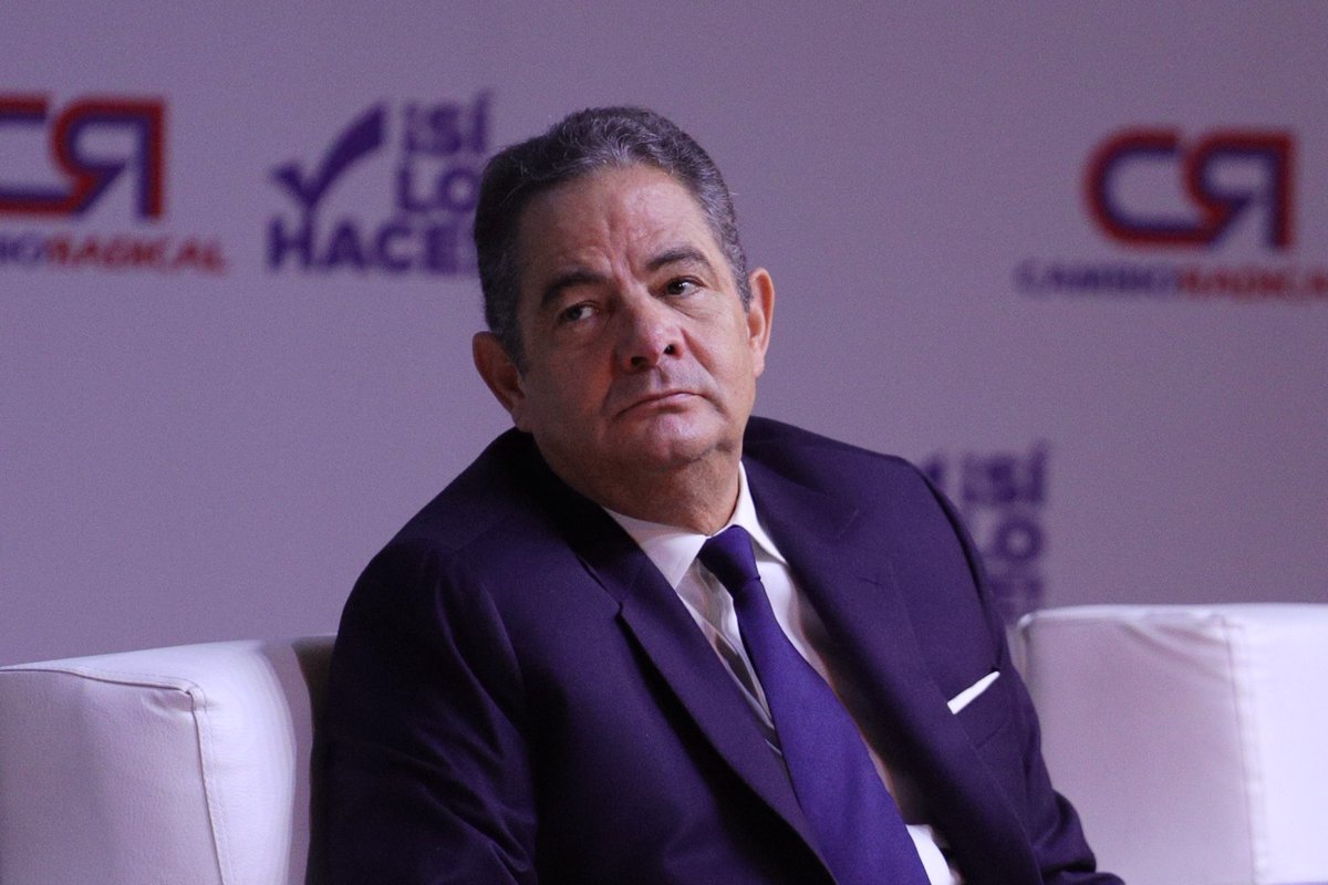 Circula video de Germán Vargas Lleras teniendo una mala actitud con uno de sus asistentes alertatolima.com/noticias/polit…