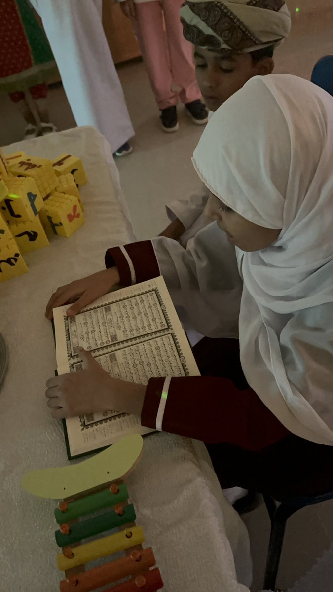 EduGovSsq5135's tweet photo. @ictoman @LRC20201 ابتدأت فعاليات @FulijLrc باحتفالية افتتاحية بسيطة تضمنت إلقاء شعري ترحيبي ومشهد مسرحي من تقديم فريق #متنفس تم من خلالها تعريف الحضور بماهية متنفس وأهم خدماته ومصادر المعلومات المتوفرة فيه .. واختتم بعرض طلابي بعنوان (اقرأ اقرأ هيا نقرأ) تحت اشراف أ. عائشة العريمية. https://t.co/KqmwZZ17jo