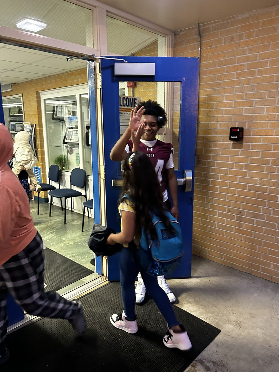 coachsadler's tweet photo. The Roos were on campus at Peebles Elementary this morning to welcome the Panthers! Some amazing costumes and awesome kids and teachers! We love these visits!! https://t.co/D2E7yNF79s