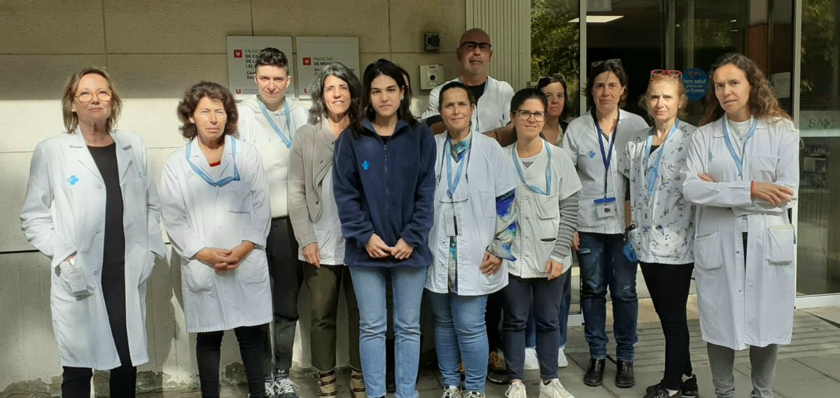primariaicscat's tweet photo. Els i les professionals del #CAPOsona també s'han sumat al minut de silenci davant del centre sanitari. https://t.co/NBUGGNb1wu