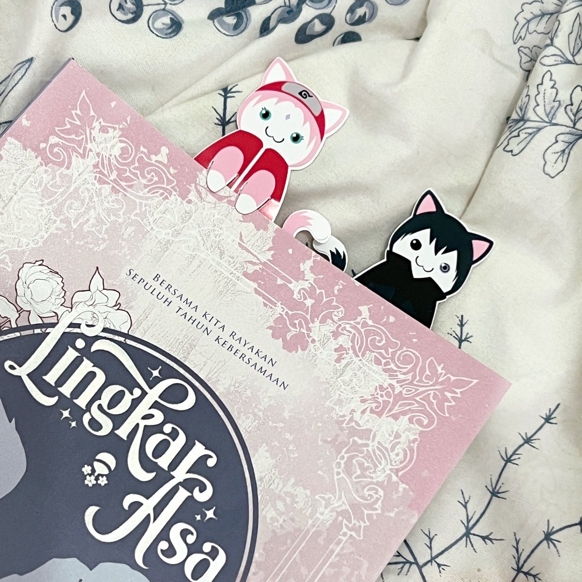jenosold's tweet photo. Baru sempat unbox sekarang 😭😭 ga sabarrr buat bacaa aaaa 😭🩷💖💐🌸🍅 
Selamat 10 tahun sasusaku 🥹🩷 https://t.co/xZA3Ipniw5