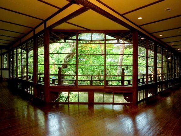 mm__ii89's tweet photo. 静岡で一度は行きたい、
『夏目漱石も愛した、時を旅するお宿』

ビール含むドリンク飲み放題・アイス・夜食そば・貸切り風呂入り放題と、無料だらけで大忙し。

400年の歴史あるレトロな雰囲気と、川の音を聞きながら入るお風呂は絶景&amp;癒し。大人の休日を味わうには最高すぎる... https://t.co/mrJ4qK8L4T