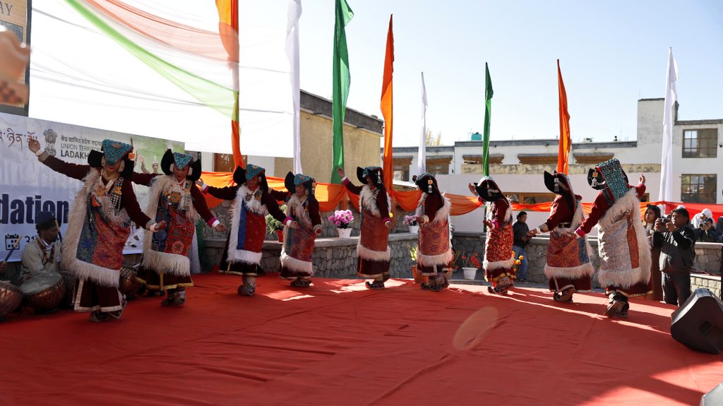 AIRNewsHindi's tweet image. 𝐋𝐚𝐝𝐚𝐤𝐡 𝐅𝐨𝐮𝐧𝐝𝐚𝐭𝐢𝐨𝐧 𝐃𝐚𝐲 || 

लेह मुख्य बाजार स्थित इको पार्क में 6th केंद्र शासित प्रदेश लद्दाख स्थापना दिवस पूरे उत्साह और उल्लास के साथ मनाया गया।

#UTLadakhFoundationDay #VisitLadakh #JulleyLadakh