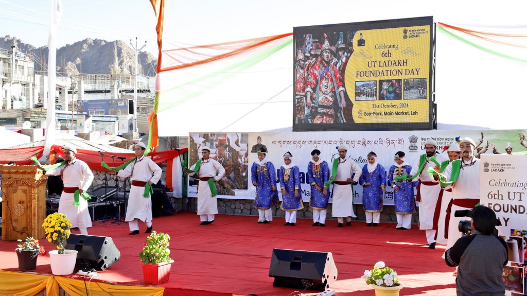 AIRNewsHindi's tweet image. 𝐋𝐚𝐝𝐚𝐤𝐡 𝐅𝐨𝐮𝐧𝐝𝐚𝐭𝐢𝐨𝐧 𝐃𝐚𝐲 || 

लेह मुख्य बाजार स्थित इको पार्क में 6th केंद्र शासित प्रदेश लद्दाख स्थापना दिवस पूरे उत्साह और उल्लास के साथ मनाया गया।

#UTLadakhFoundationDay #VisitLadakh #JulleyLadakh