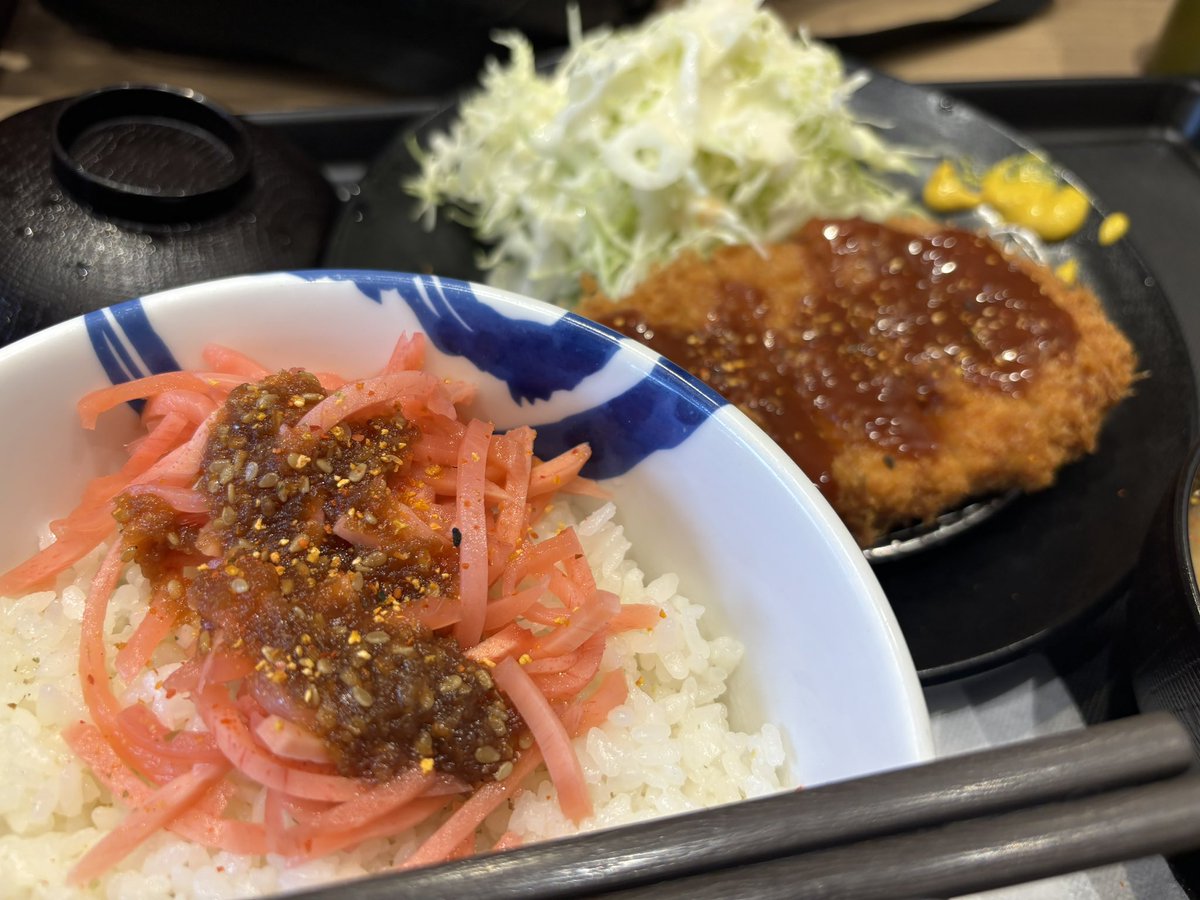 azami999's tweet image. 松屋！ロースカツ定食アプリで頼めば570円よ💸安くないですか？ご飯もおかわり出来るし、紅生姜にバーベキュー🍖をかける😊実はこれを一口目に絶対食べる！これが、半分以上のおかずになっている💯これおすすめ🎯
#食べればわかるさ#松屋#美味しい#ロースとんかつ#お得#安い#紅生姜