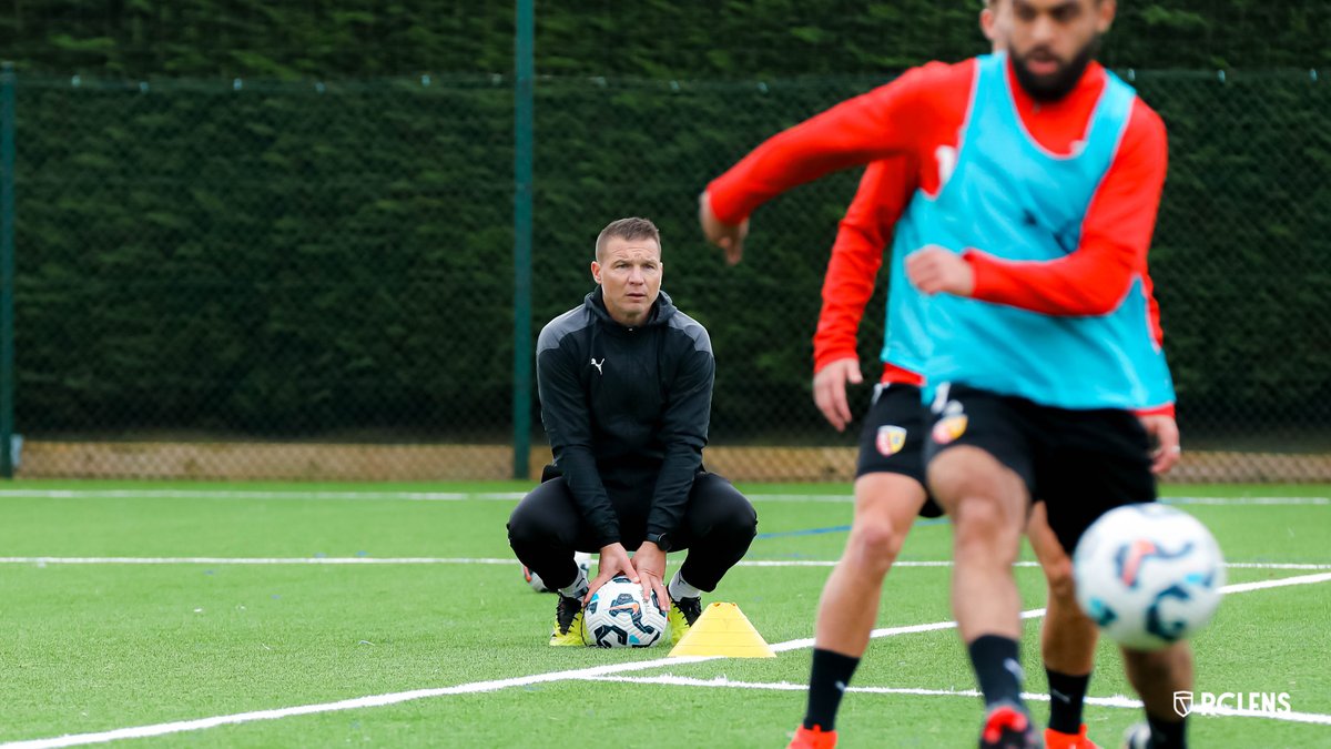 RCLens's tweet photo. À 𝑫𝒓𝒂𝒏𝒄𝒚 pour lancer une 𝒔𝒆́𝒓𝒊𝒆 ! 👊
Vainqueurs de leur dernière sortie en #National3, les joueurs de Vincent Carlier se préparent à affronter la JA Drancy, solide deuxième de la poule.
#MadeInGaillette #JADRCL https://t.co/LgHTKyRTXc