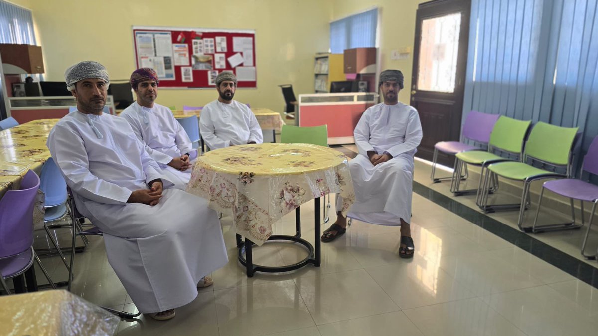 في إطار الزيارات الاشرافية للمدرسة نفذ الاستاذ أحمد الرمحي مشرف مادة التاريخ زيارة الى المدرسة تضمنت
 اولا :  الاطلاع على نماذج من ادوات التقويم المستمر 
ثانيا : تقديم ورقة عمل بعنوان تطبيقات في تصميم الخرائط الذهنية 
ثالثا :  زيارة صفية