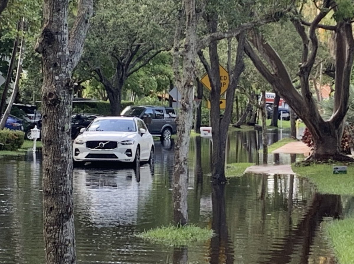IslanderNews's tweet image. ‘Flooding hasn't gone away’: Village Council votes to continue with full design of Zone 1 of the stormwater project. With a 5-2 vote, the former "Big Dig," as referred to by some, will proceed. 1l.ink/L4JCZ6Q #islandernews #bigdig