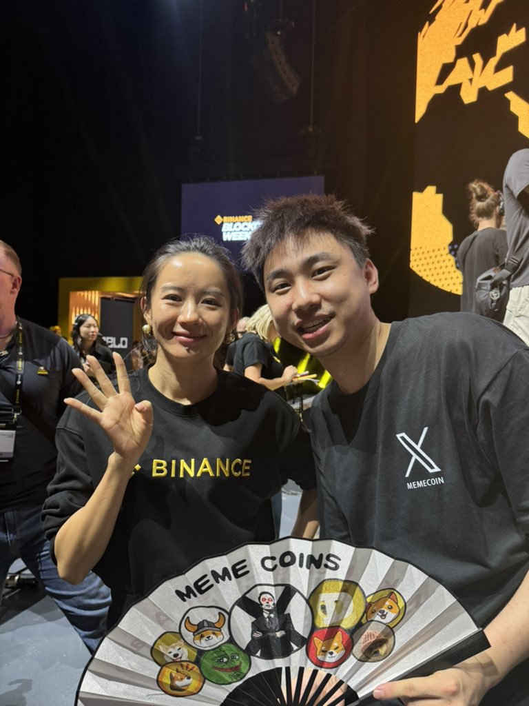 Nova_0926's tweet photo. 有幸与 @cz_binance @heyibinance 在币安区块链周活动合影留念，身穿的由 $X 社区在现场赞助提供的T恤，特此申请了 #memecoin 抽奖福利给大家🎁🎁
✅关注 @Nova_0926 @MemeElonX @ElonX_cn 
❤️点赞-转推并留言：meme小王子帅炸了 + 0x地址
🎁奖品：100万枚 $X * 20份（价值150u）
⏰开奖时间：48h https://t.co/1MMBENzKV5