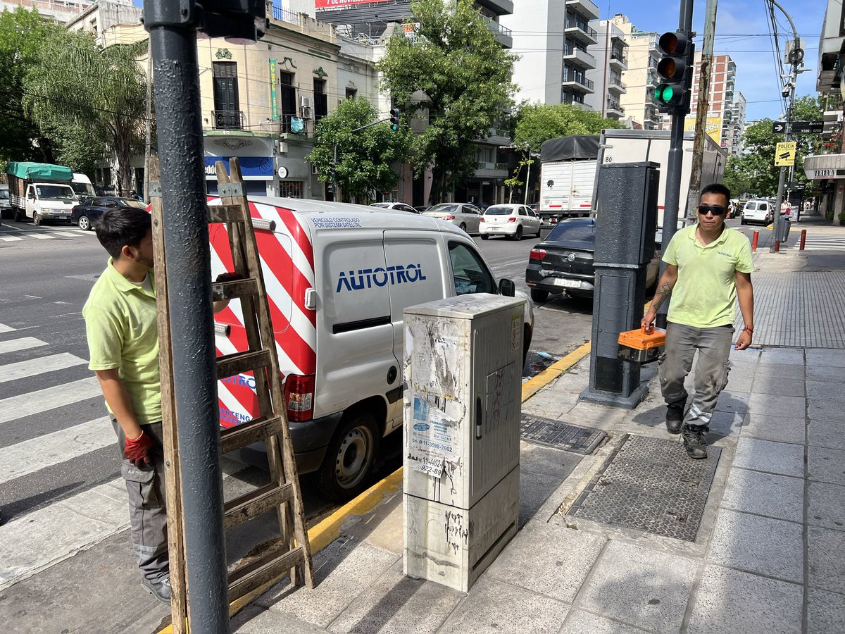 Corcel's tweet photo. Se puede ser tan desconsiderado AUTOTROL, botonazo y pasa a rojo de una, frenan todos casi accidente, ok, cruzo la calle.. botonazo.. arrancan estoy en el medio de la avenida y me pasan por todos lados, gracias por casi matarme https://t.co/ijkOO4P4q4