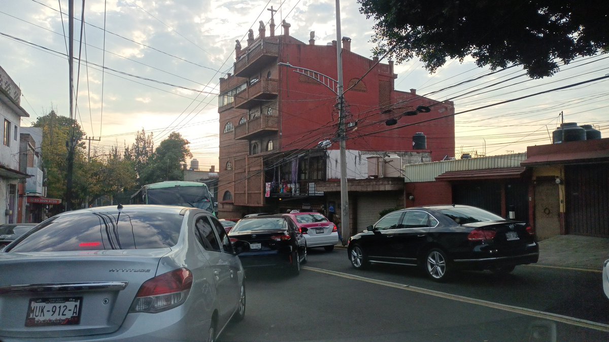 jlkastro's tweet photo. @gobCDMX  @AlcaldiaAO @AlcaldiaAO @SOBSECDMX @LaSEMOVI @ClaraBrugadaM @NoMasCondosAO @vecinosunidosmx se solicita el auxilio diario por la mañana para agilizar el tránsito vehicular en calzada al desierto de los leones y av real de minas col. Lomas de tetelpan alc Álvaro Obregón https://t.co/Buxc2pq1g3