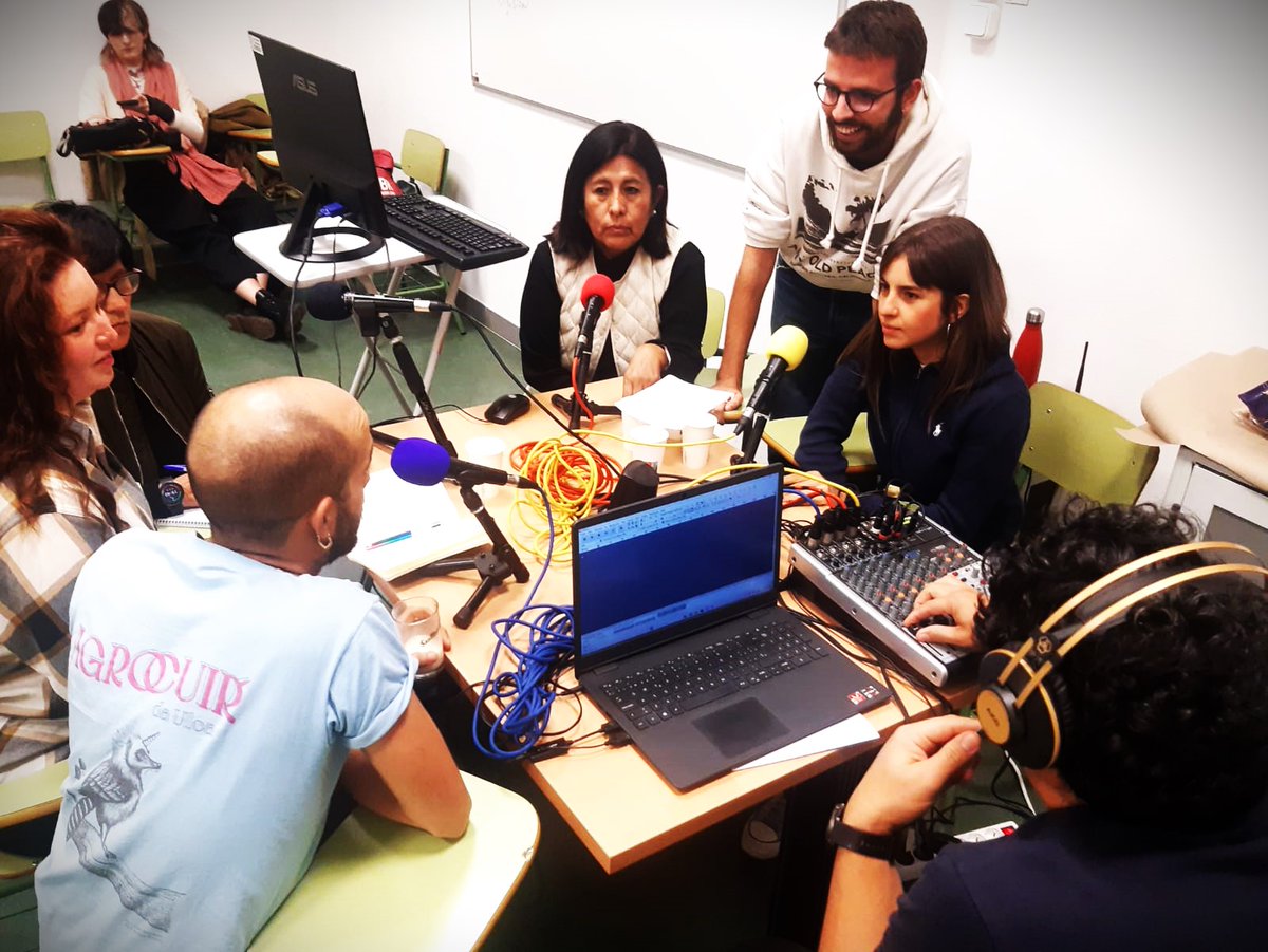 Educapopucomu's tweet photo. Ayer, en nuestra quinta sesión, tuvimos la suerte de contar con @Anazarat y @joseemiliopm, ambxs de @URCMadrid, para pensar los sentidos y posibilidades de las radios comunitarias desde la educación popular.

E hicimos una pequeña práctica ...🤭📻📡

Gracias otra vez, compis 💫 https://t.co/JWvmPXVdFB