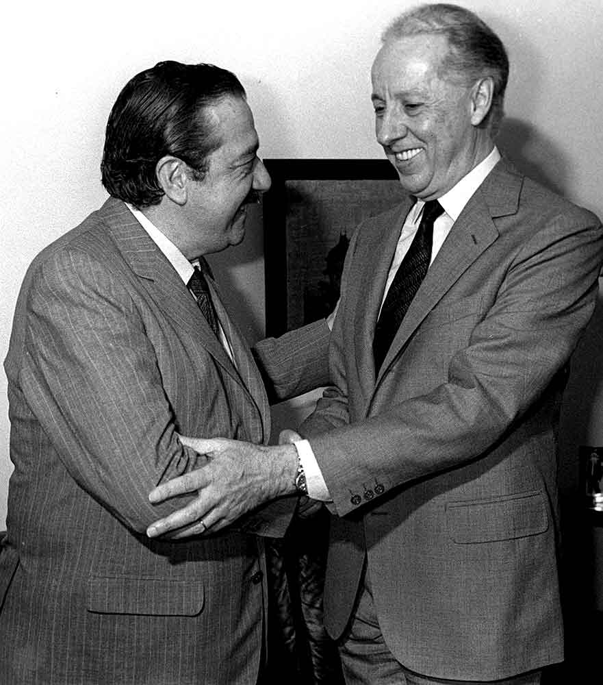 AlfonsinEpopeya's tweet photo. 31 de octubre 1983

El candidato del peronismo Italo Luder saluda al flamante presidente Raúl Alfonsín el día después de las elecciones.

"Acá hemos ido a una elección, hemos ganado, pero no hemos derrotado a nadie, porque todos hemos recuperado nuestros derechos”, dijo Alfonsín. https://t.co/ou5WQzHmyg