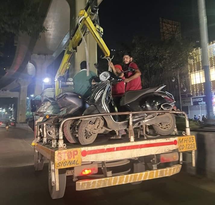 DarBasimTweets's tweet photo. I Swear, Bas Yahi Ek Kaam Hai Jo Government Pura Man Laga Kar Karti Hai ☺️ https://t.co/r53dkH3ihV