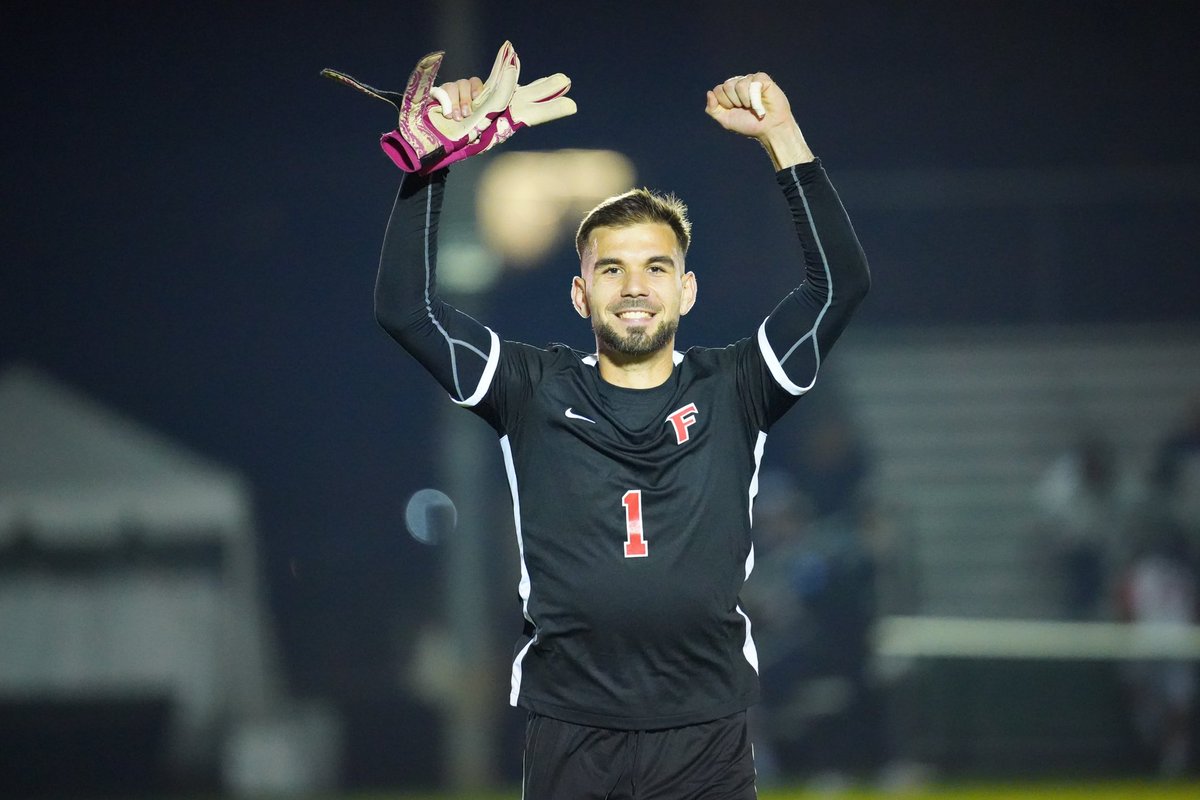 StagsMensSoccer's tweet photo. Take a bow, Viktor Nikolov!

8️⃣ saves in last night’s clean sheet victory over Sacred Heart

🤘⚽️ https://t.co/b6Cq5Po0v0