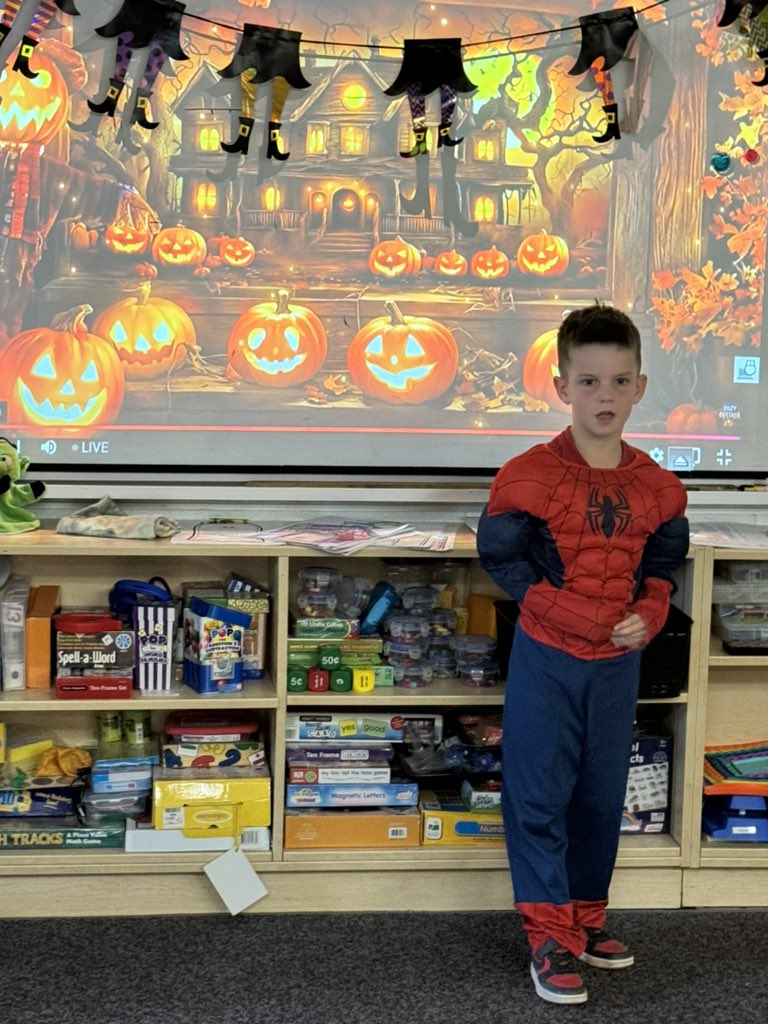 Mrs_SB25's tweet photo. Great job grade 1s presenting today!! 🎃 https://t.co/SlhrQES2jN