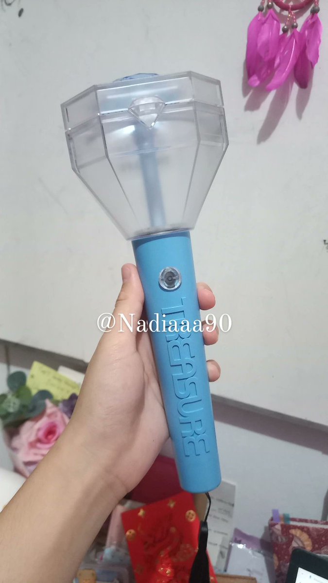 Nadiaaa90's tweet photo. WTS LIGHTSTICK OFFICIAL TREASURE [PRELOVED]
.
✅️ inc pita juga
✅️ + freebies
✅️ inc Packing [safety]
✅️ detail? Tanya tanya? DM!!
.
HARGA : 550K  
#Wts #treasure #teume #TREASURE_INFO #lightstick #teulight #official #preloved https://t.co/e7rFySNLBO