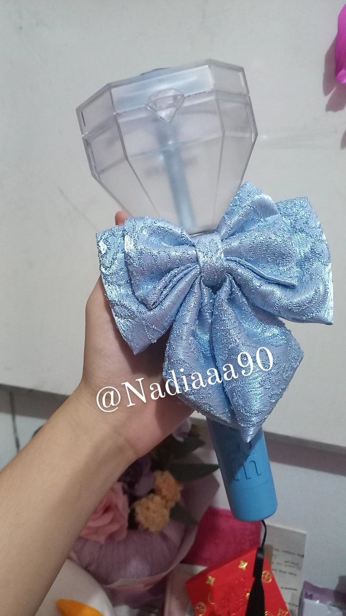 Nadiaaa90's tweet photo. WTS LIGHTSTICK OFFICIAL TREASURE [PRELOVED]
.
✅️ inc pita juga
✅️ + freebies
✅️ inc Packing [safety]
✅️ detail? Tanya tanya? DM!!
.
HARGA : 550K  
#Wts #treasure #teume #TREASURE_INFO #lightstick #teulight #official #preloved https://t.co/e7rFySNLBO