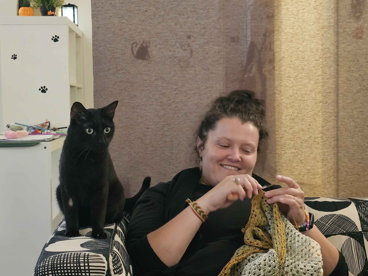 perkynurples's tweet photo. I MET KRAKEN TODAY!!! And crocheted adjacent to him, in proper Ed fashion 💛
(we are at a cat cafe) https://t.co/MsWd9Qd01J