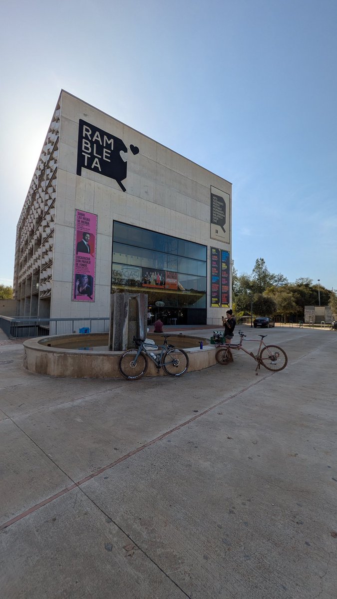 Estamos coordinando bicicargos, mensajería en bicis y bicis+mochila en el Espai Rambleta para hacer viajes Valencia-Paiporta/Benetússer/ETC.

Está todo colapsado de tráfico y la manera más eficiente de aportar ayuda es llegar aquí, descargar, cargamos y lo llevamos.

RT porfis.