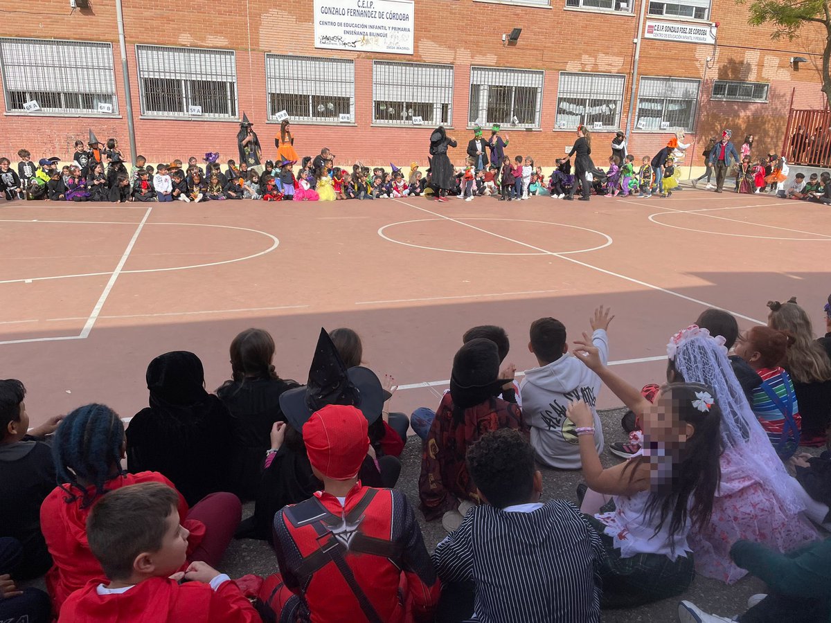 Hoy hemos hecho el desfile de #halloween2024 en nuestro patio. Nos hemos divertido mucho. 👻