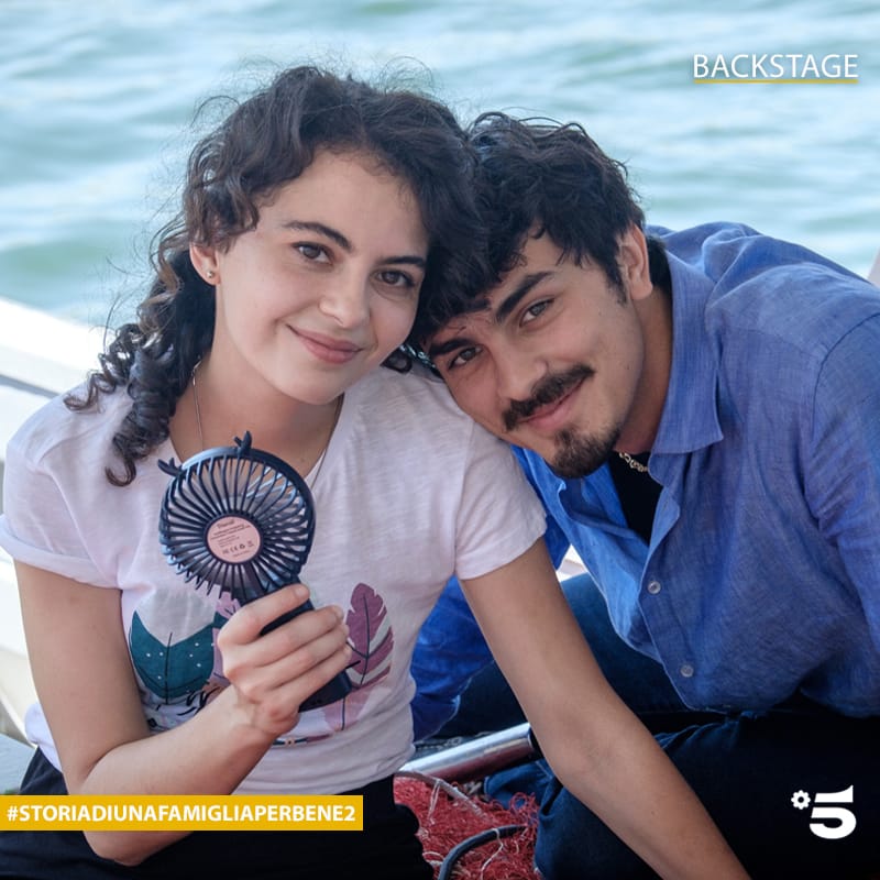 fictionmediaset's tweet photo. Backstage vibes!
Ancora qualche scatto di backstage prima di scoprire il gran finale di #StoriaDiUnaFamigliaPerbene2, doman in prima serata su #Canale5! 💥🔥❤️⛴️👨‍👩‍👦‍👦 https://t.co/6FfveS72ou