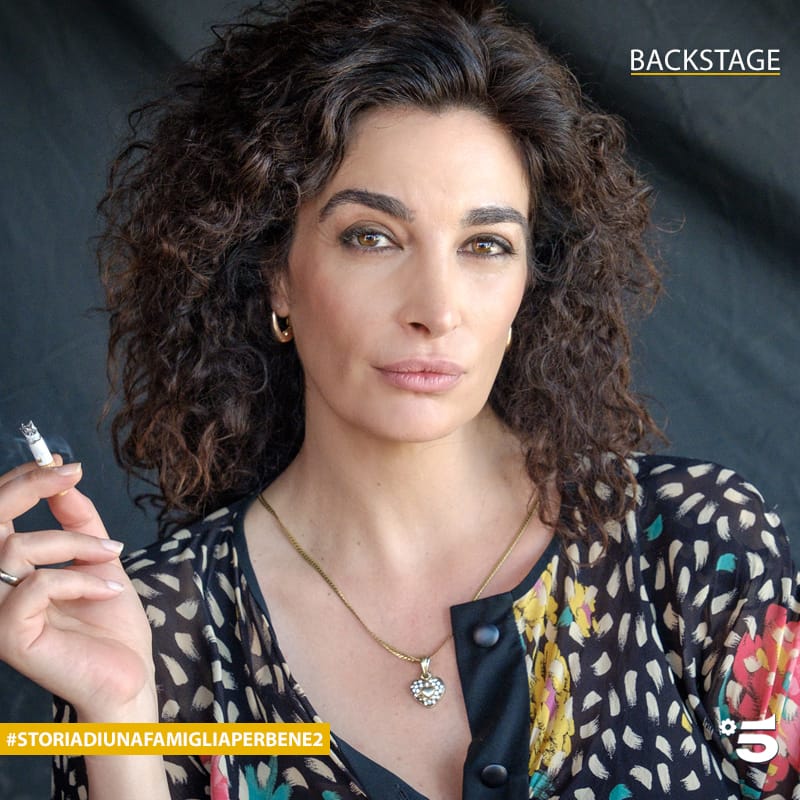 fictionmediaset's tweet photo. Backstage vibes!
Ancora qualche scatto di backstage prima di scoprire il gran finale di #StoriaDiUnaFamigliaPerbene2, doman in prima serata su #Canale5! 💥🔥❤️⛴️👨‍👩‍👦‍👦 https://t.co/6FfveS72ou