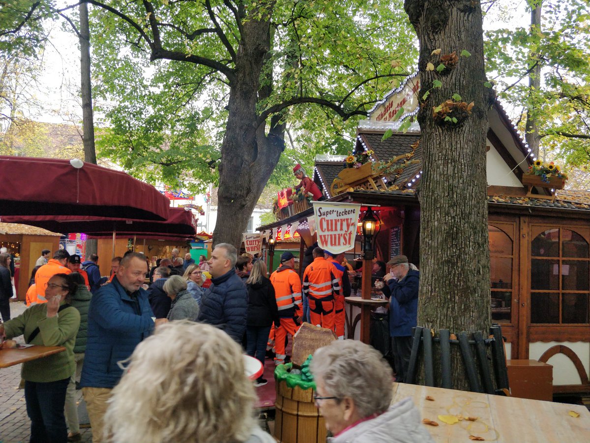 DannyJamesWard's tweet photo. Lab lunch at the Basel Herbstmesse 🍁🍂🇨🇭 https://t.co/GOHykERIKW