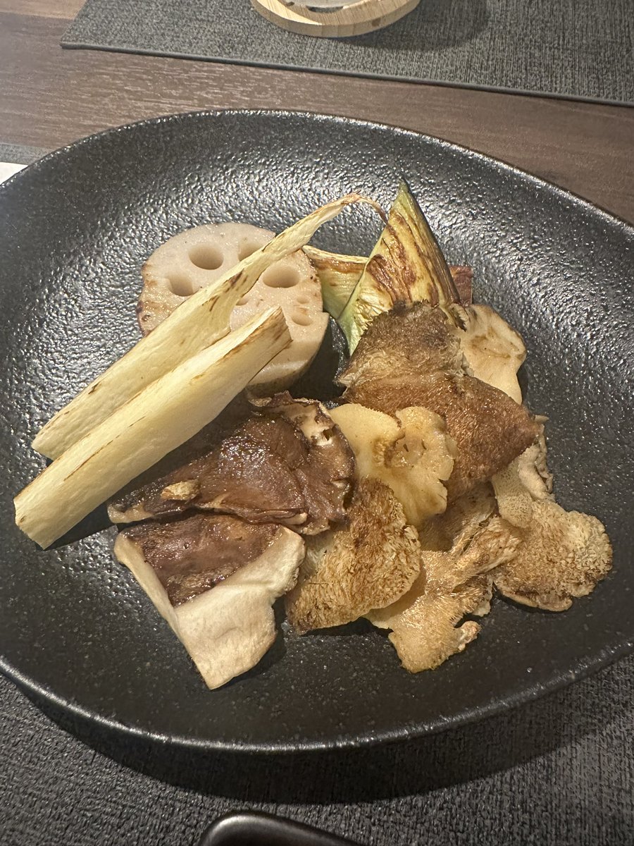 今日は久しぶりに愛するHitomiちゃんとL.Vとご飯食べてたくさん話して幸せな夜だった。
昼間には高校の親友達にも会えて今日は大好きな友人パワーで満たされた。
私の心の真ん中にいる人たち
アイシテール❤️ https://t.co/NQ0BmU8rtv