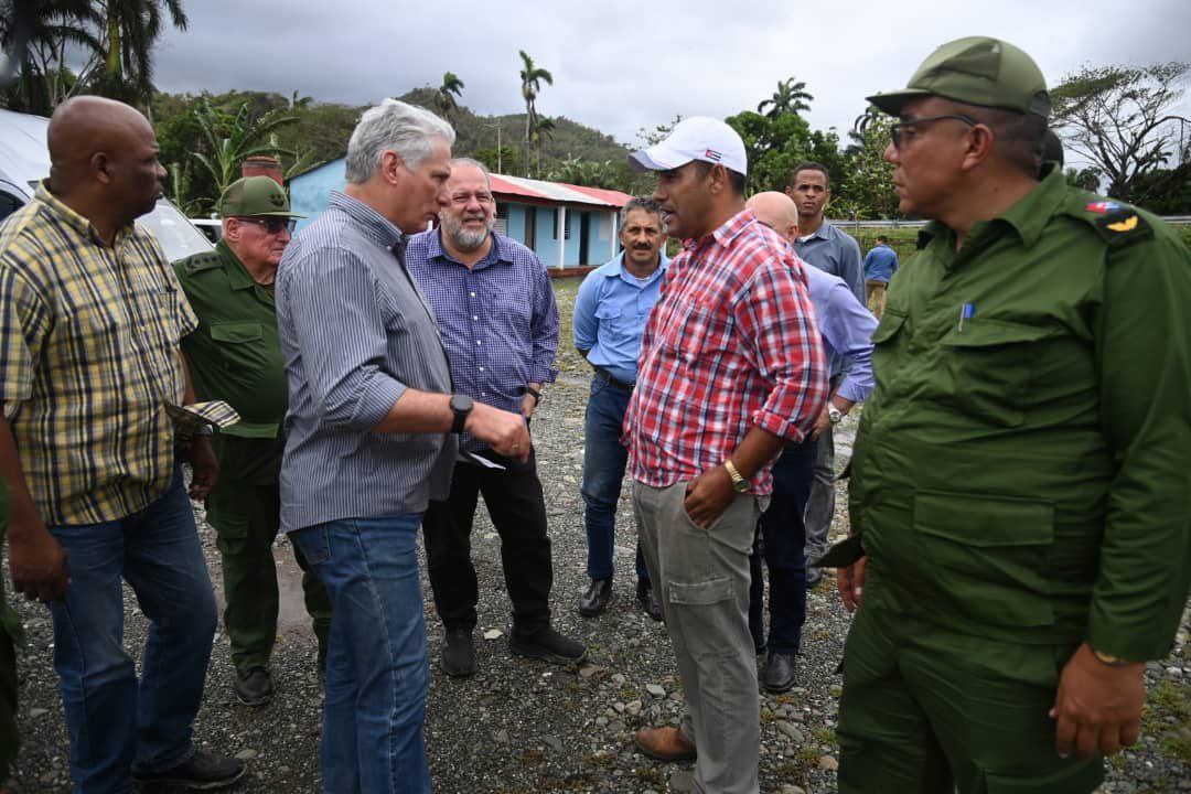 CubaPorSiempre_'s tweet photo. Nuevamente el Presidente Miguel Diaz Canel recorre el oriente de Cuba chequeando las labores de recuperación tras el paso del Huracán Oscar, podrán haber mil sanciones y mil bloqueos, pero no estamos detenidos, seguimos adelante! #UnidosXCuba https://t.co/GlXb1t0Qt9