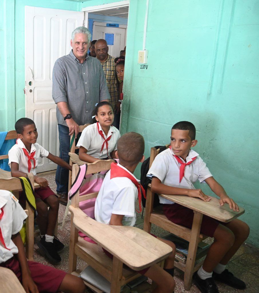 CubaPorSiempre_'s tweet photo. Nuevamente el Presidente Miguel Diaz Canel recorre el oriente de Cuba chequeando las labores de recuperación tras el paso del Huracán Oscar, podrán haber mil sanciones y mil bloqueos, pero no estamos detenidos, seguimos adelante! #UnidosXCuba https://t.co/GlXb1t0Qt9