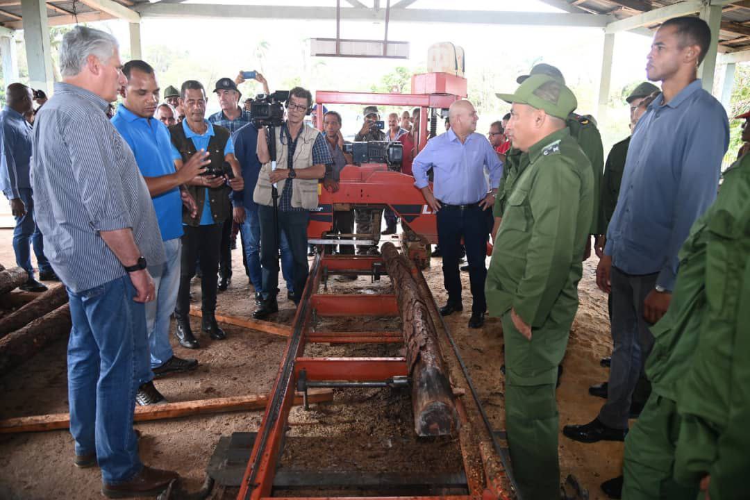 CubaPorSiempre_'s tweet photo. Nuevamente el Presidente Miguel Diaz Canel recorre el oriente de Cuba chequeando las labores de recuperación tras el paso del Huracán Oscar, podrán haber mil sanciones y mil bloqueos, pero no estamos detenidos, seguimos adelante! #UnidosXCuba https://t.co/GlXb1t0Qt9