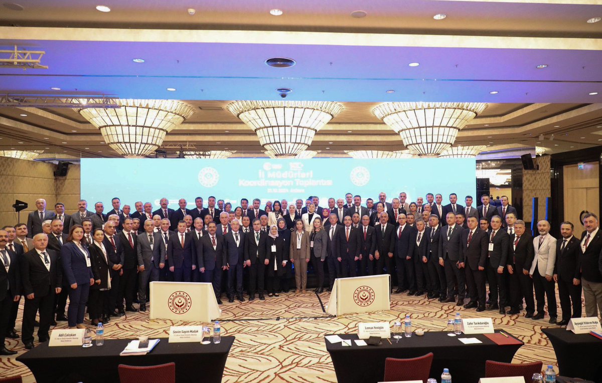2024 yılı projelerimizi ve sosyal hizmet faaliyetlerimizi değerlendirmek, 2025 yılında yürüteceğimiz çalışmalara dair görüş alışverişinde bulunmak üzere 81 İl Müdürümüz ile bir araya geldik. 

Toplantımızda başta, her bir şehre, mahalleye hatta aileye özgü koruyucu-önleyici