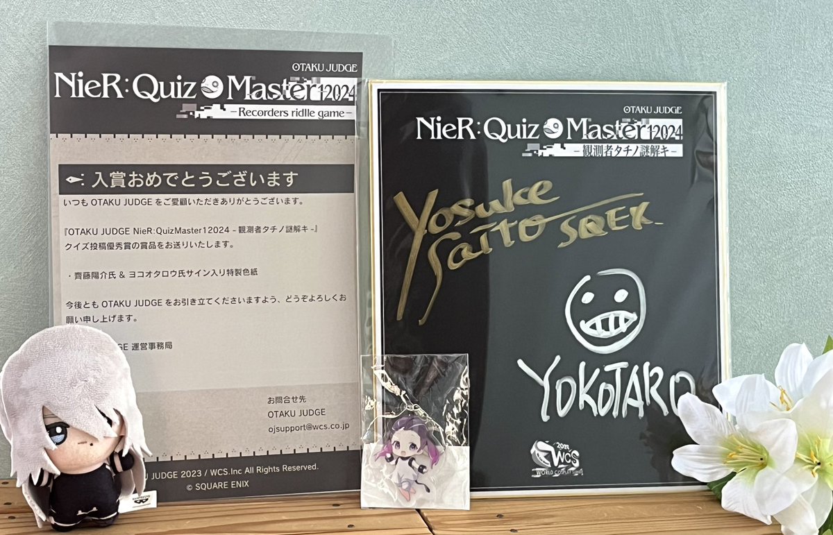 A3_gakubuti's tweet image. 昨日サイン入り色紙届きました！！！
ヨコオさんからいただいたフィオちゃんアクキーと一緒に📷
本当に嬉しいです、ありがとうございます家宝にします😭

 #NieRriddleGame