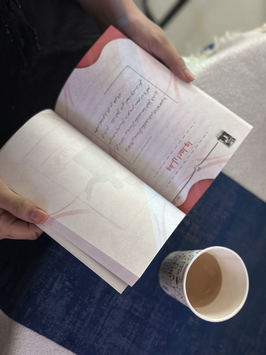 EduGovSsq5135's tweet photo. @ictoman @LRC20201 @FulijLrc تبعها فعالية مقهى  #Bookccino القرائي، حيث سحر القراءة برفقة كوب القهوة فكل رشفة تنقلك إلى عالم آخر من المعرفة والإلهام . تضمنت الفعالية مسابقات عديدة منها (لكل كوب قصة ملهمة) حيث تنافست المعلمات في صنع أكواب ذات طابع فني مميز . https://t.co/8gohzSKskS