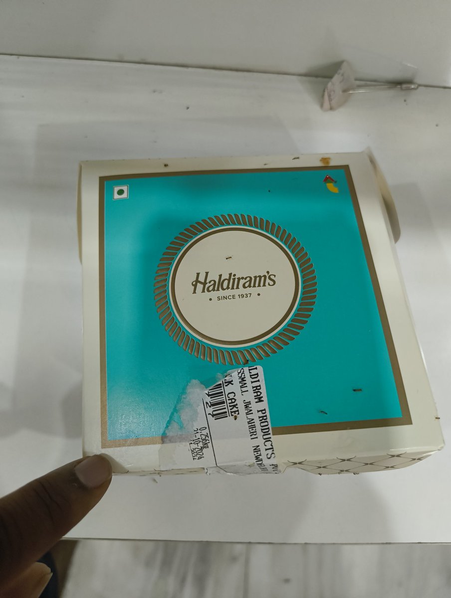 hiteshkumar05's tweet photo. @Haldiramsonline I bought milk cake and pista burfi  from paschim vihar store in morning and what I find when I open box after coming home res ant in milk cake. Do you really serving this kis sweets.Have a busy day due to Diwali else I will show you paschim vihar manager. https://t.co/G3wbBwz9Sx