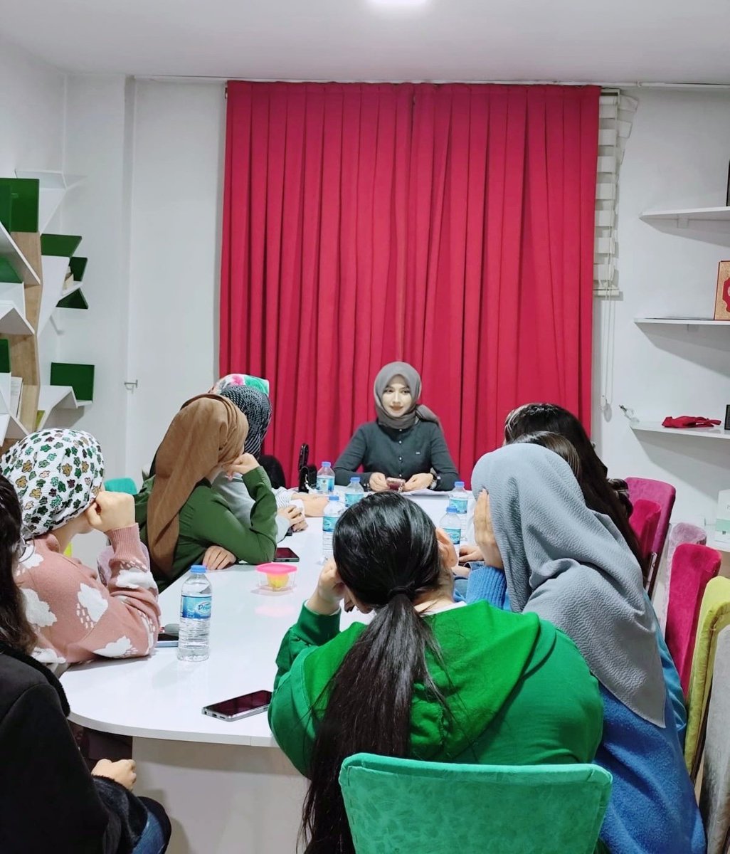 IgdirKYGM's tweet photo. 📍 Süreyya Sülün Hanım Yurdu

Manevi Danışmanımız Melek BURKAN ile ''Dini İlimler Atölyesi" kapsamında açılan İslam Felsefesi  eğitimlerimiz başladı.
#GSB
 #KYGM https://t.co/kCVvggO7Yj