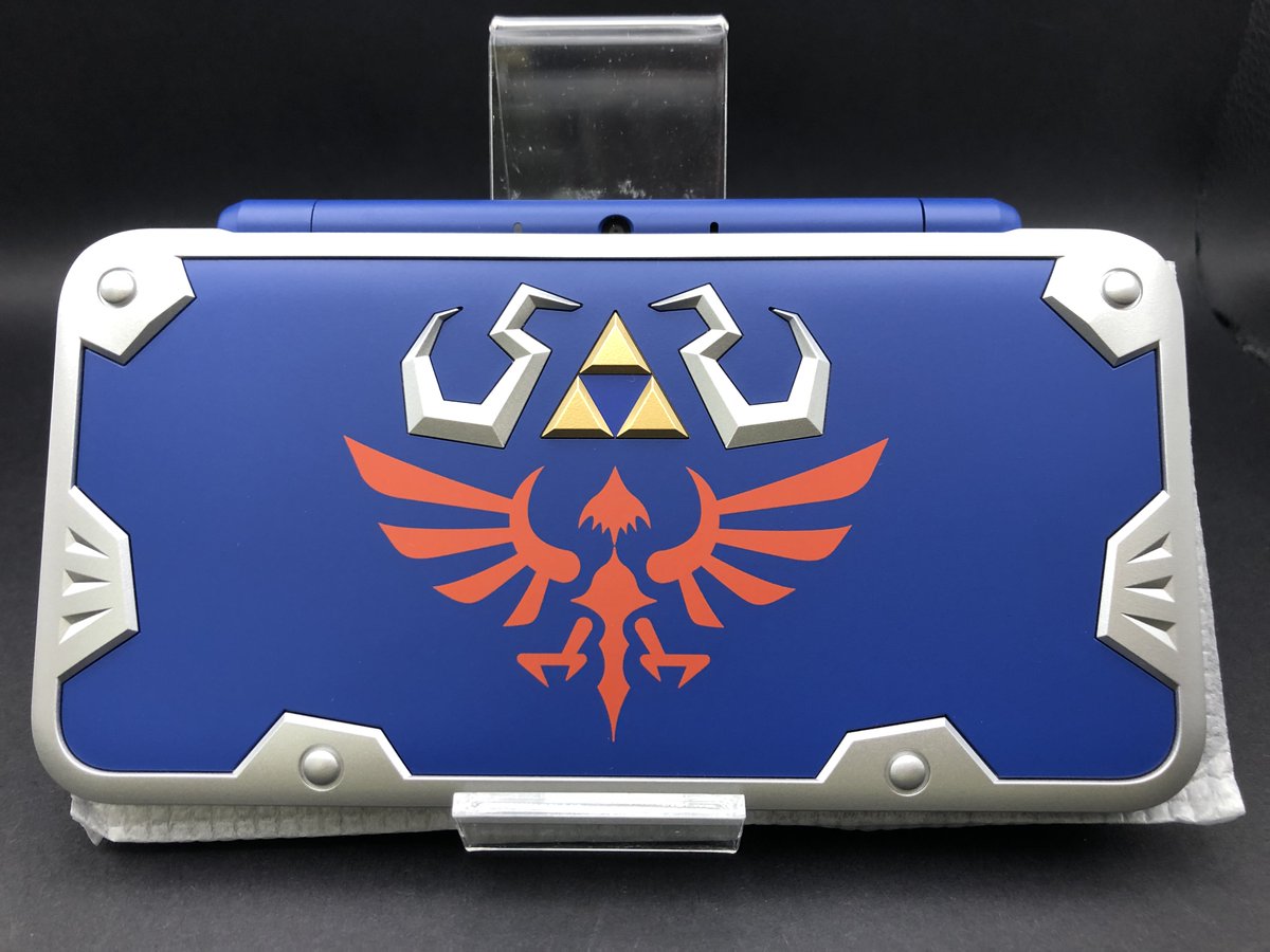 surugaya_AT's tweet image. 入荷情報
 Newニンテンドー2DSLL本体
💡HYLIAN SHIELD EDITION💡
かなり美品です🧐
#駿河屋 
#2DSLL #任天堂 #ゼルダの伝説 #ハイラル #Nintendo #nintendo2ds #Zelda