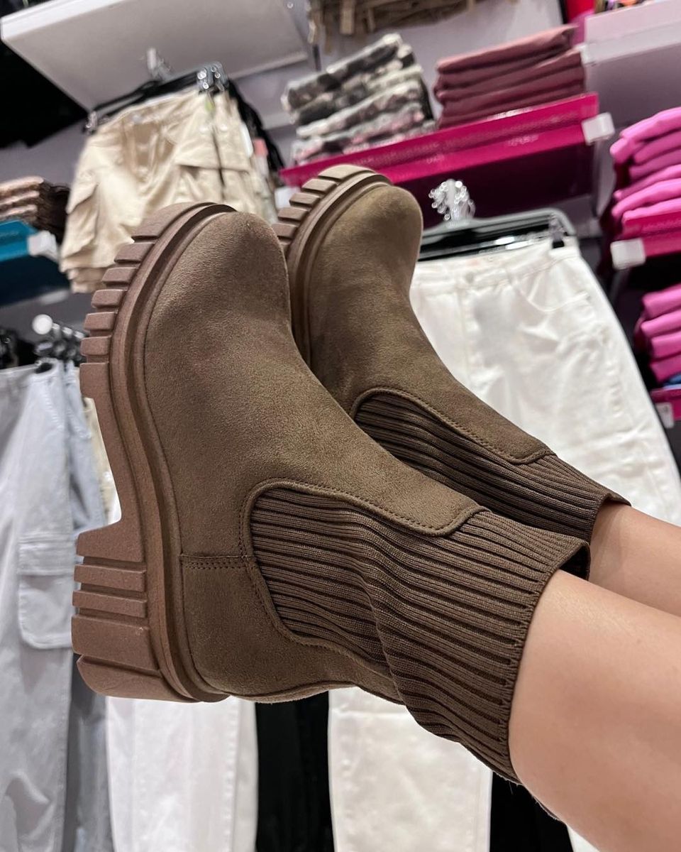 SenturaZamora's tweet photo. Caen dos gotas de lluvia 🌧️
🤎 Automáticamente yo: 👢
SHASA  #SenturaZamora

#Sentura #Zamora https://t.co/KDg5PcgEH7