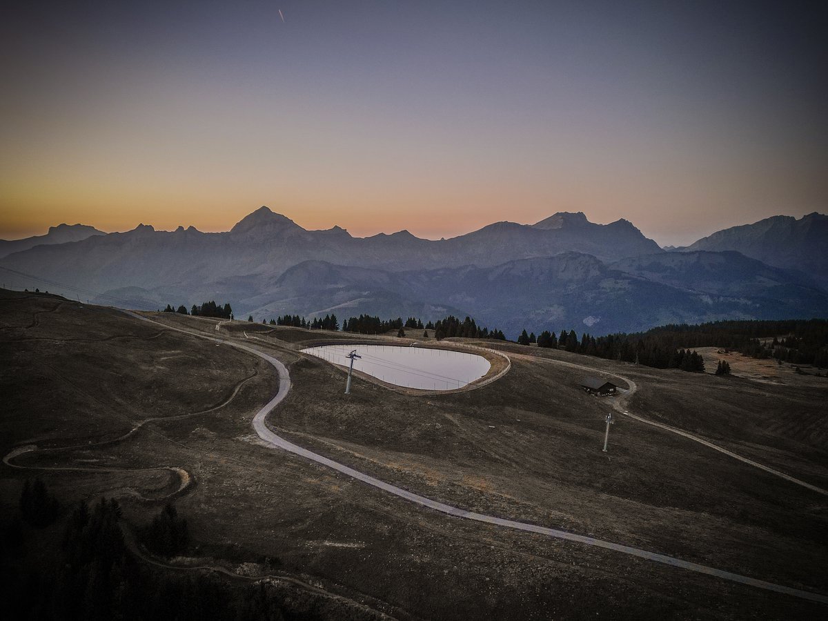 🍂 Les teintes d'automne mêlées à un beau coucher de soleil 🔥, un vrai régal pour les yeux ! 👀✨