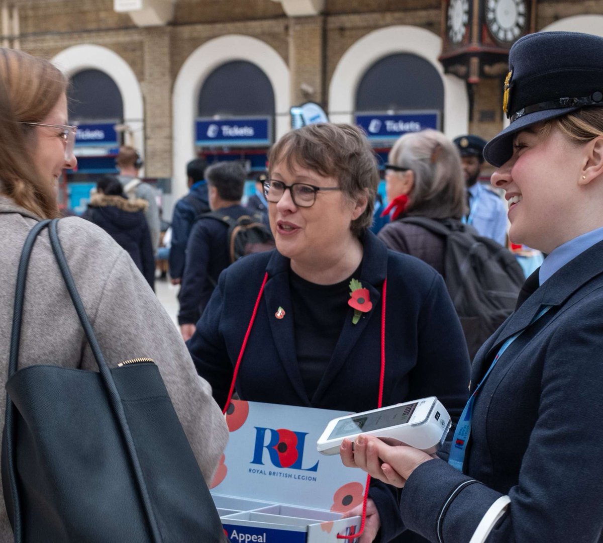 Celebrating #LondonPoppyDay, Defence Ministers took to busy central London train stations with hundreds of Armed Forces personnel to sell poppies and raise money for <a href="/PoppyLegion/">Royal British Legion</a>. 

#Remembrance