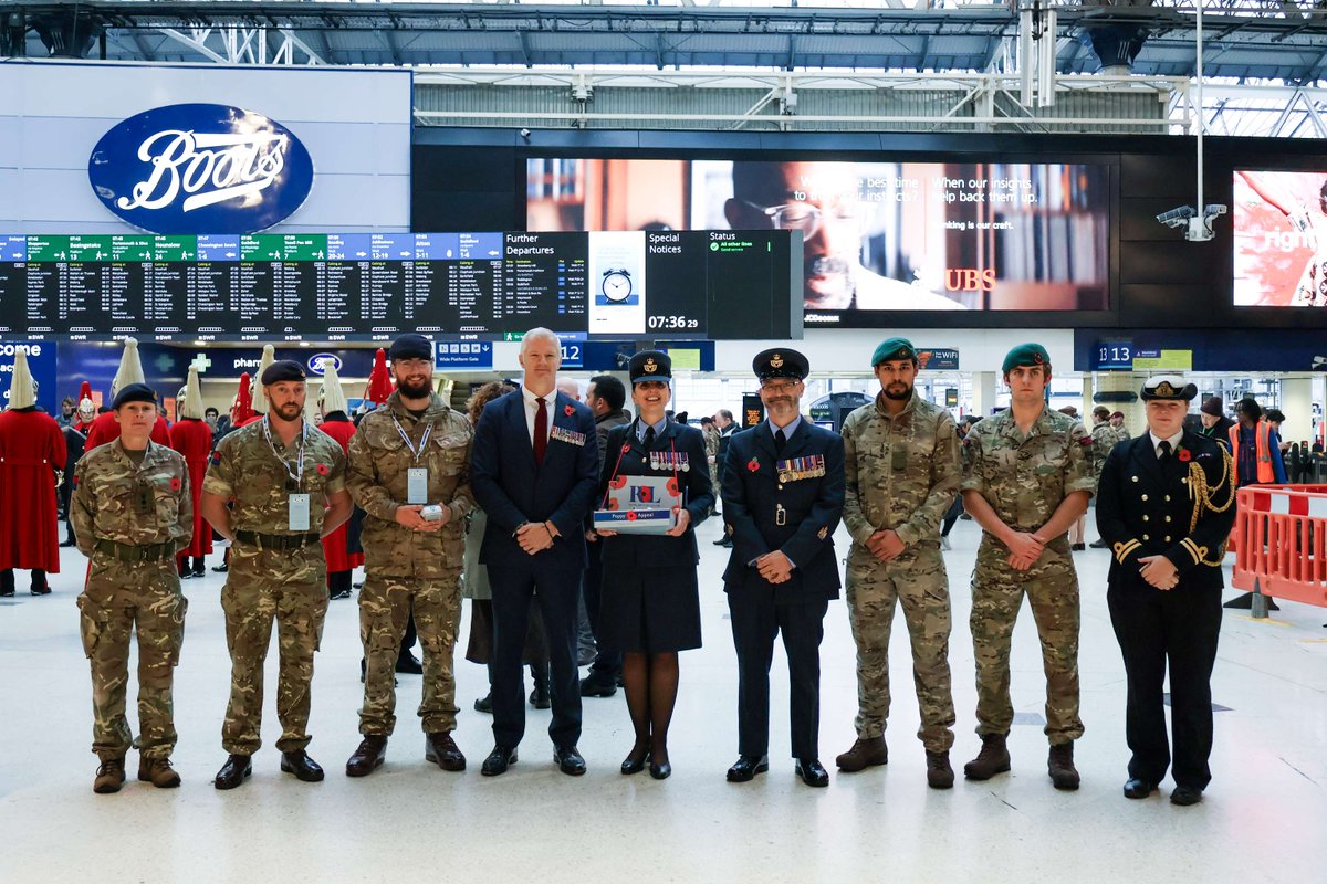 DefenceHQ's tweet photo. Celebrating #LondonPoppyDay, Defence Ministers took to busy central London train stations with hundreds of Armed Forces personnel to sell poppies and raise money for @PoppyLegion. 

#Remembrance https://t.co/BMPEJ2lM8M
