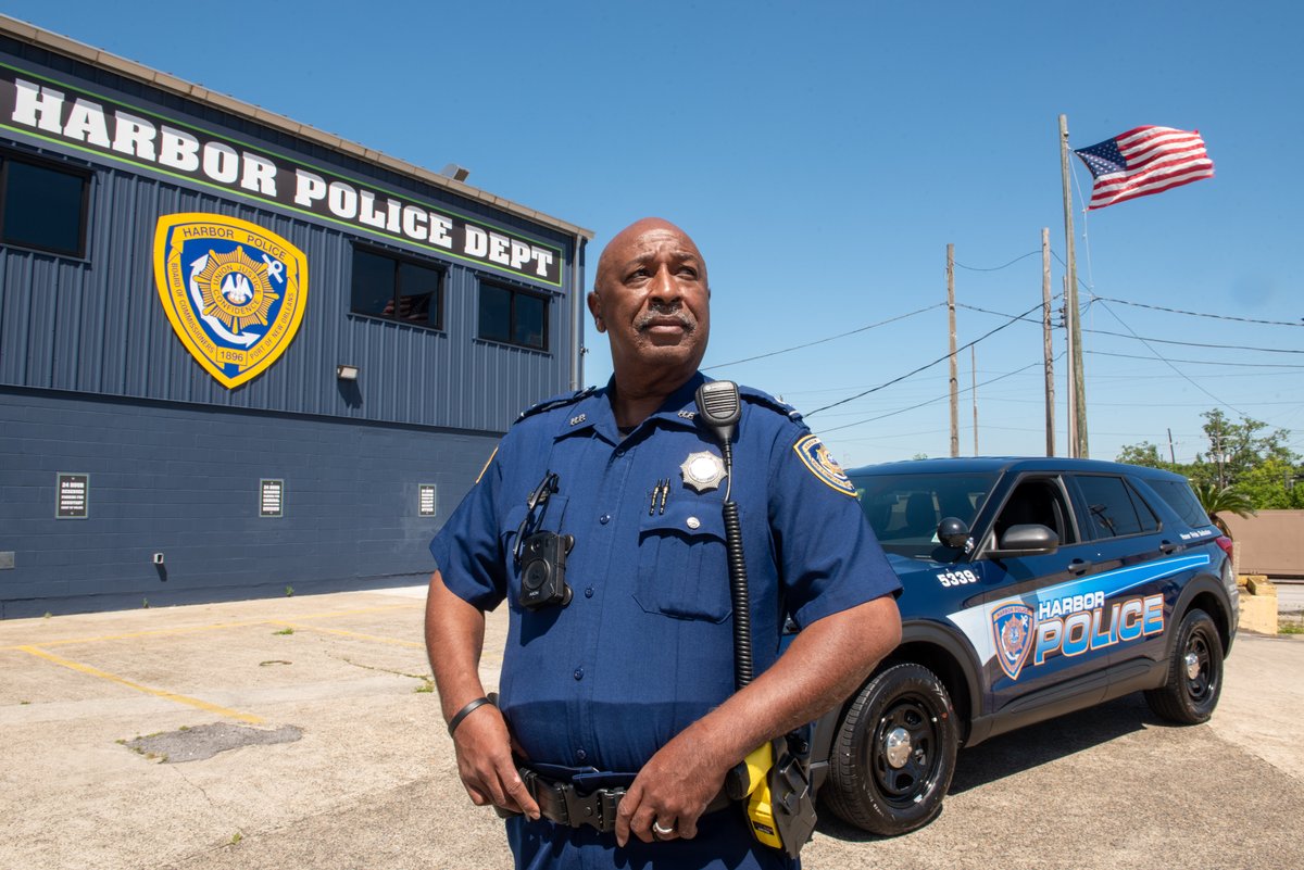NolaHarborPD's tweet photo. #HPD congratulates Cpl. I. Scott on his retirement! Cpl. Scott spent 34 years on the force, serving our community and protecting the #portnola gateway. Thank you for your service Cpl. Scott, congratulations on your career and best wishes for your retirement!
#HonorPrideDedication https://t.co/bb3hYDMSyL