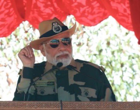 GaganSawhney9's tweet image. देश का &apos;सेनापति&apos; @narendramodi जी अपनी &apos;सेना&apos; के साथ दीवाली मानते हुए 🙏
शत शत नमन है 🙏आपको की सोच को 
#शुभ_दीपावली #ModiForDevelopment #BJPGovernance